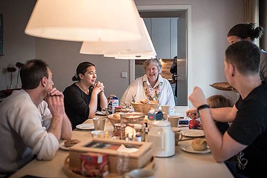 Frühstück im Haus Schutzengel. Foto Joanna Nottebrock Im Haus Schutzengel ist die psychosoziale Betreuung wichtig: Ein gemeinsames Frühstück bietet den Bewohnern des Hauses die Möglichkeit, mit den Mitarbeiterinnen des Hauses und anderen Bewohnern ins Gespräch zu kommen, Erfahrungen auszutauschen oder Eindrücke aus der Klinik „loszuwerden“. Foto: Joanna Nottebrock
