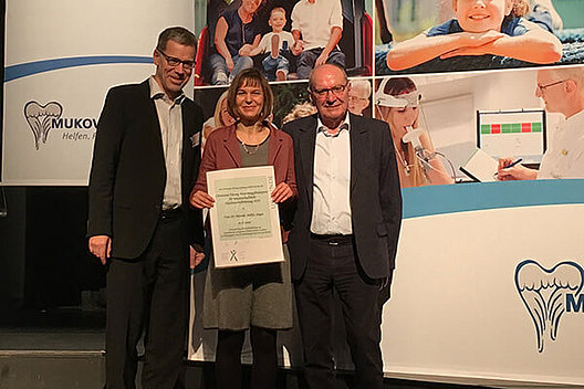 Dr. Mareike Müller bei der Preisverleihung mit Dr. Rolf Hacker (rechts) und Stephan Kruip. Foto: Mukoviszidose e.V.