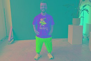Kleinwüchsiger Mann mit orangenem MUKOmove-Shirt