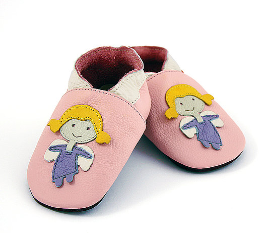 Babyschuhe in rosa mit Schutzengel drauf