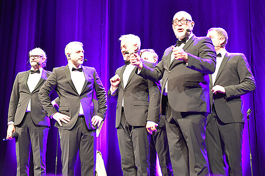 SIXPACK traten am 20. Mai 2023 in der Stadthalle Lohr für den guten Zweck auf. Sechs Sänger auf der Bühne: SIXPACK traten am 20. Mai 2023 in der Stadthalle Lohr für den guten Zweck auf.