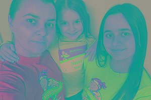 Zwei Frauen und ein Kind mit MUKOmove-Shirts und MUKOmove-Startnummer