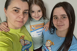 Zwei Frauen und ein Kind mit MUKOmove-Shirts und MUKOmove-Startnummer