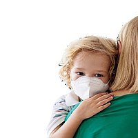 Krankes Kind umarmt seine Mutter