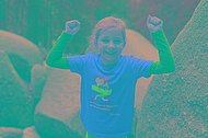 Kind mit muko.move-Shirt bei einer Wanderung