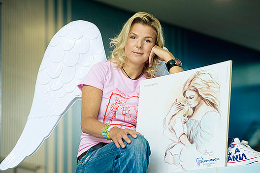 Frau mit Engelsflügeln und Bild