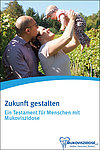 Cover der Broschüre "Zukunft gestalten" Cover der Broschüre "Zukunft gestalten - Ein Testament für Menschen mit Mukoviszidose": Man sieht ein junges Paar, das ein Baby in die Luft hebt und lacht.