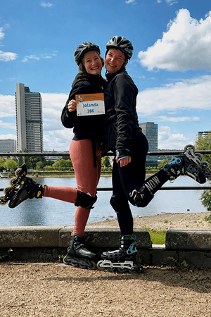 Zwei junge Frauen beim Inline-Skaten für den MUKOmove
