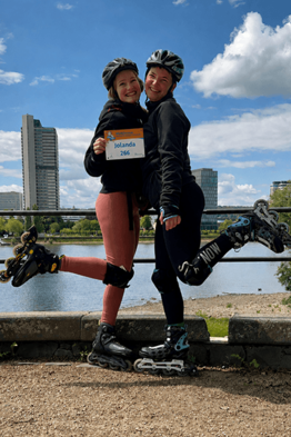 Zwei junge Frauen beim Inline-Skaten für den MUKOmove