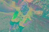 Zwei Frauen mit muko.move-T-Shirts. Viele nutzten den muko.move 2023, um laufen oder wandern zu gehen. 