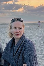 Bild Birgit Dittmar Copyright: Lena Kern Portrait einer Frau mit blonden schulterlangen Haaren und einem grauen Pullover