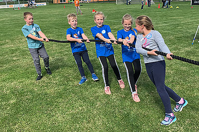 Das eine Ende eines Taus beim Tauziehen, daran ziehen fünf Kinder.