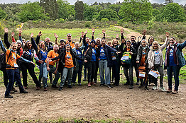 Gruppe von Wanderern in der Natur mit MUKOmove-T-Shirts