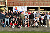 Gruppenfoto von Footballern vor einem MUKOmove-Banner im Freien