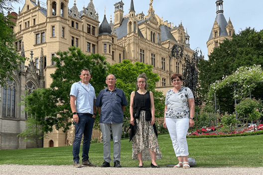 Regionalgruppen-Sprecher aus Mecklenburg-Vorpommern Regionalgruppen-Sprecher aus Mecklenburg-Vorpommern (von links nach rechts): Herr Ehret (Regionalgruppe Schwerin), Herr Walter (Regionalgruppe Neubrandenburg), Frau Bremer (Regionalgruppe Greifswald), Frau Worschech (Regionalgruppe Schwerin), sie stehen vorm Schweriner Schloss.
