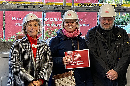 Baustellenbesichtigung beim Richtfest des Pelikanhauses: Dr. Martina Klein, Renate Worms und Udo Kraft
