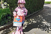 Mädchen mit Roller und muko.move-Plakat