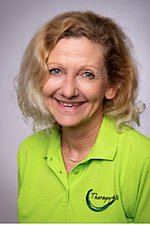 Bild Daniela Haltenberger Porträt einer Frau mit blonden kinnlangen Haaren und einem grünen Poloshirt