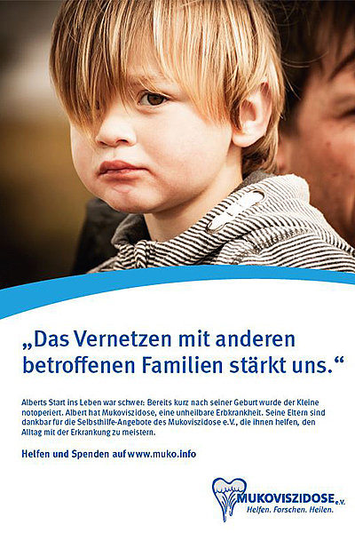 Anzeigenmotiv "Das Vernetzen mit anderen betroffenen Familien stärkt uns.", darauf das Logo des Mukoviszidose e.V. und das Bild eines kleinen Jungen, der traurig in die Kamera schaut. 