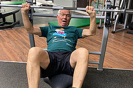 Mann mit MUKOmove-Shirt beim Krafttraining