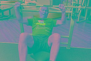 Mann mit MUKOmove-Shirt beim Krafttraining