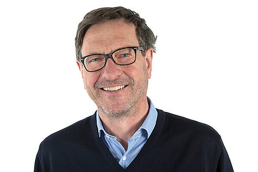 Prof. Josef Rosenecker vom Dr. von Haunerschen Kinderspital des LMU Klinikums Porträt eines Mannes mit dunklen Haaren, Brille, er lächelt in die Kamera.