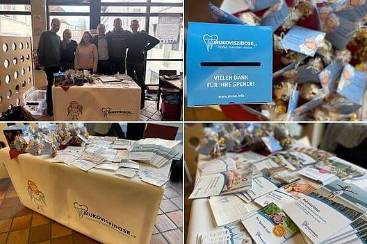 Collage mit Bildern vom Infostand der Regionalgruppe Ruhrgebiet beim Christiane Herzog Tag Ruhr. Collage aus 4 Bildern: Man sieht einen Informationstisch des Mukoviszidose e.V. mit Flyern des Mukoviszidose e.V., Tütchen mit Keksen sowie mehrere Menschen auf einem Gruppenfoto.