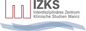Logo IZKS: Interdiziplinäres Zentrum Klinische Studien Mainz (man sieht blaue Wellen und Schrift)