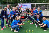 Menschen mit Hockey-Schlägern und Mukoviszidose e.V.-T-Shirts: Die Geschäftsstelle des Mukoviszidose probierte sich zum Start des muko.move 2023 im Hockey. 