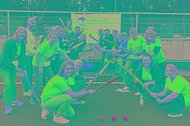 Menschen mit Hockey-Schlägern und Mukoviszidose e.V.-T-Shirts: Die Geschäftsstelle des Mukoviszidose probierte sich zum Start des muko.move 2023 im Hockey. 