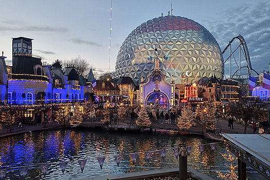 Gebäude im Europapark in Rust, darunter eine Sphäre, im Hintergrund eine Achterbahn. 