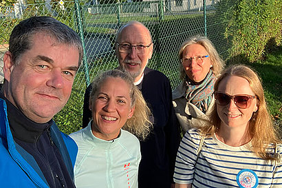 Selfie von fünf Personen, drei Frauen, zwei Männern im Sonnenschein