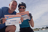 Zwei Menschen mit muko.move-Startnummern am See