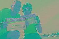 Zwei Menschen mit muko.move-Startnummern am See