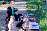 Familie (mit Kindern und Kinderwagen) beim muko.move unterwegs