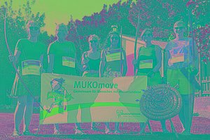 Menschen posieren mit Pfeil und Bogen und MUKOmove-Banner