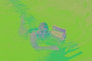 Frau schwimmt im Becken - mit muko.move-Startnummer in der Hand
