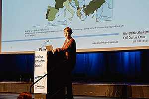 Frau beim Vortrag im Plenum: Dr. med. Jutta Hammermann, Universitätsklinikum Carl Gustav Carus Dresden, Vortrag im Plenum 1 am Freitag, Titel: 7 Jahre Neugeborenen-Screening – wo stehen wir?