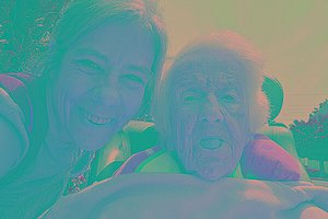 Alte Frau im Rollstuhl mit Frau um die 50 Jahre - Selfie
