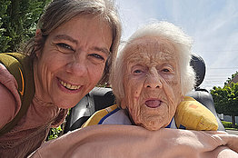 Alte Frau im Rollstuhl mit Frau um die 50 Jahre - Selfie