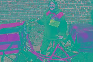 Postbotin mit Postfahrrad und MUKOmove-Startnummer