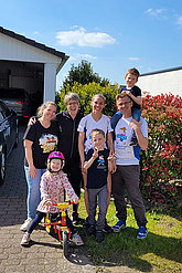 Familie mit muko.move-Shirts