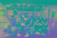 Gruppenfoto von Zumba-Gruppe (Frauen in Sportkleidung in Sporthalle) mit MUKOmove-Startnummern