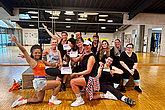 Gruppenfoto von Zumba-Gruppe (Frauen in Sportkleidung in Sporthalle) mit MUKOmove-Startnummern