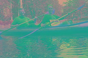 Zwei Menschen auf einem Bach oder kleinem See im Kanu mit MUKOmove-Startnummer