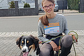 Frau mit Hund und muko.move-Startnummer