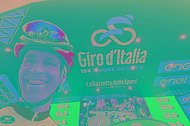 Radfahrer vor Schild "Giro d'Italia"