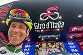 Radfahrer vor Schild "Giro d'Italia"