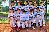 Kinder in Baseball-Outfits mit Schild "Mukoviszidose braucht mehr Aufmerksamkeit" - MUKOmove 2024