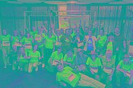 Gruppenfoto von Mitarbeitern der Geschäftsstelle des Mukoviszidose e.V. in der Tanzschule - mit Mukoviszidose e.V.-T-Shirts und MUKOmove-Startnummern